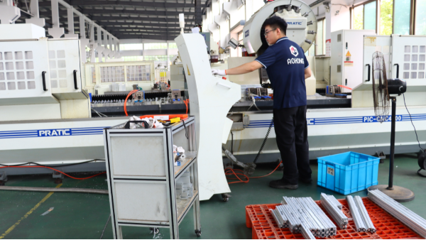 鋁型材框架如何重塑新能源汽車的安全與性能？