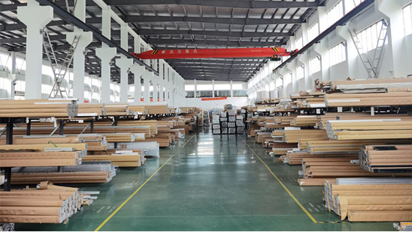 鋁型材價(jià)格持續(xù)上漲時(shí)，該做何選擇？